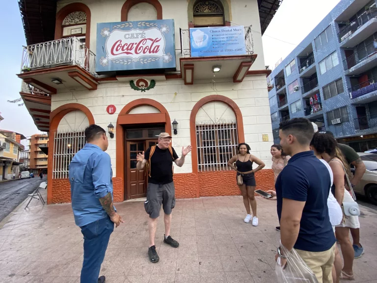 Cafe Coca-Cola, le plus ancien café de Panama, est une institution. Il a ouvert ses portes en 1875 et est le seul café au monde à être nommé 'Coca cola' un hommage de la part de la Coca-Cola Corporation.