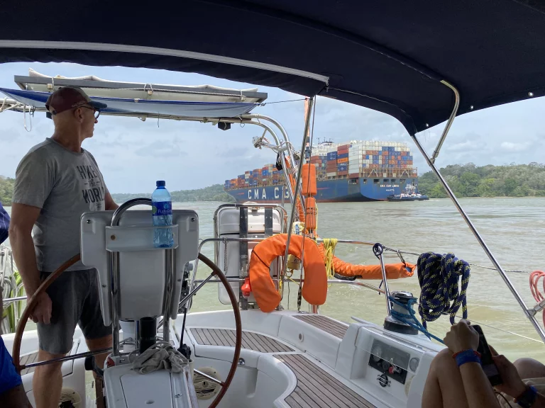 Sur le lac Gatùn, le capitaine d'Arwen regarder filer les immenses Panamax qui passent d'un océan à l'autre.