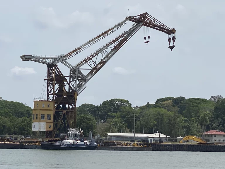 La grue Titan construite en 1941 sur ordre d’Hitler. Prise de guerre, elle est démontée et remontée à Long Beach en Californie avant d’atterrir à Panama en … 1994.