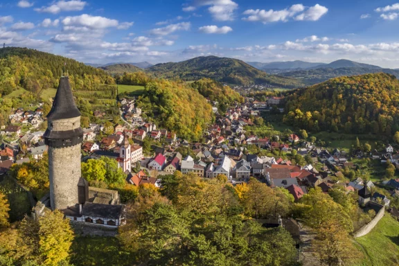 Vue sur Stramberk en Moravie et la Truba, sa tour emblématique.