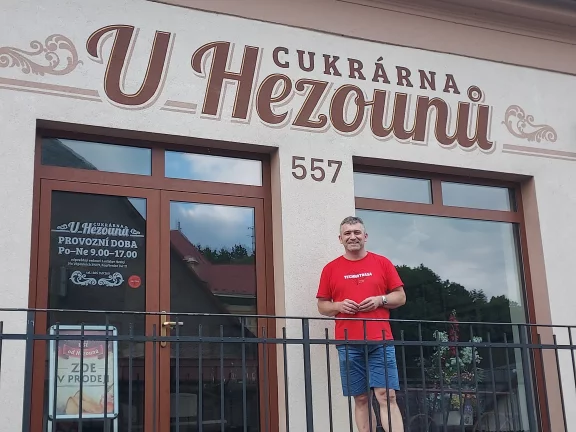 Ladislav Hezky devant sa boutique à Stramberk.
