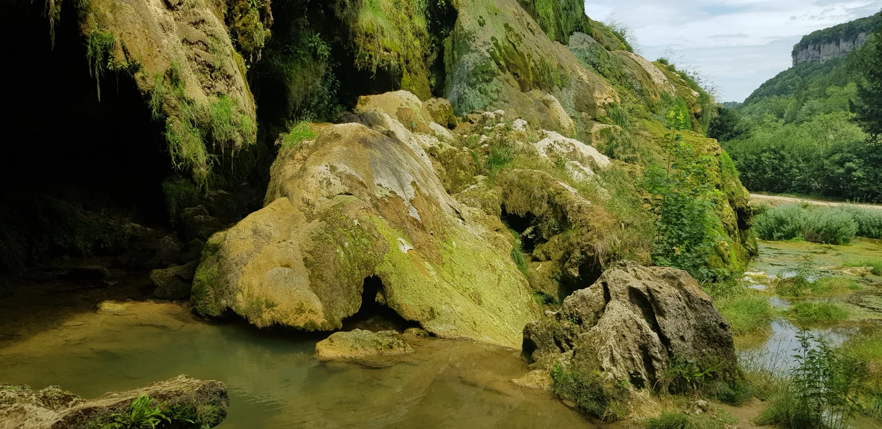 La cascade de Baume-les-Messieurs est alimentée par une rivière souterraine.