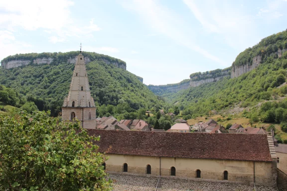 Jura. Baume-les-Messieurs fait partie des sites clunisiens et des plus beaux villages de France.