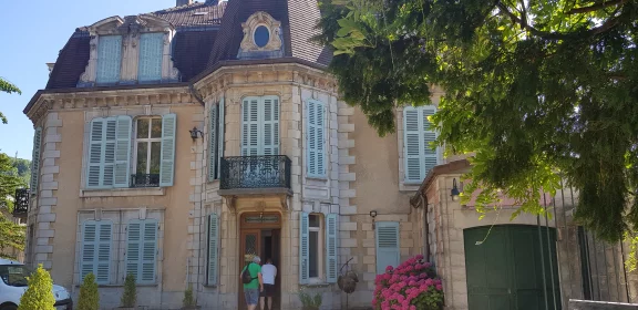 Jura. Château-Béthanie à Arbois est la plus ancienne coopérative viticole du Jura.