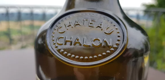 Depuis 1790, le vin jaune est conditionnée dans une bouteille de 62 cl le clavelin, dessiné par l’abbé Clavelin a fait faire ces bouteilles pour son vin