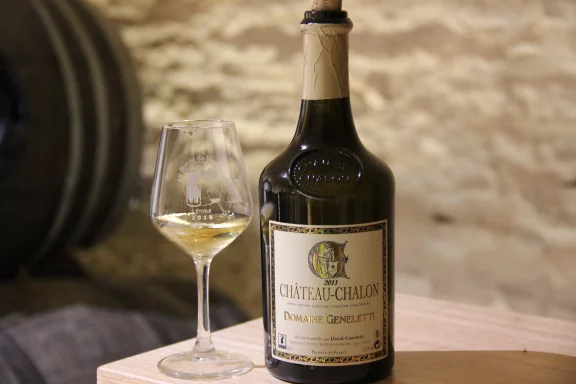 Chateau-Châlon dans le Jura est le berceau du vin jaune, conditionné dans une bouteille de 62 cl, le clavelin. 