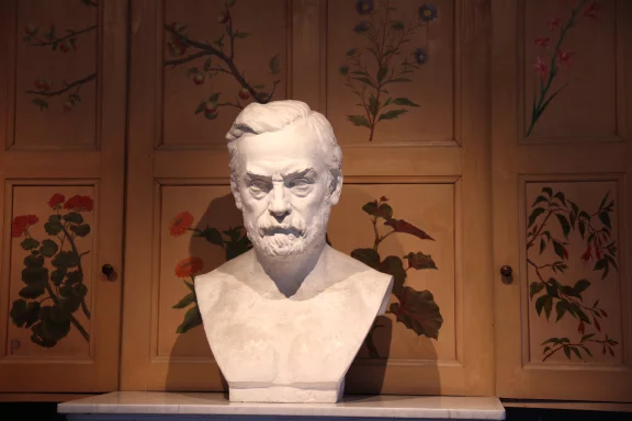 Jura. Louis Pasteur était très intrigué par ce voile mystérieux qui se formait à la surface du vin jaune.