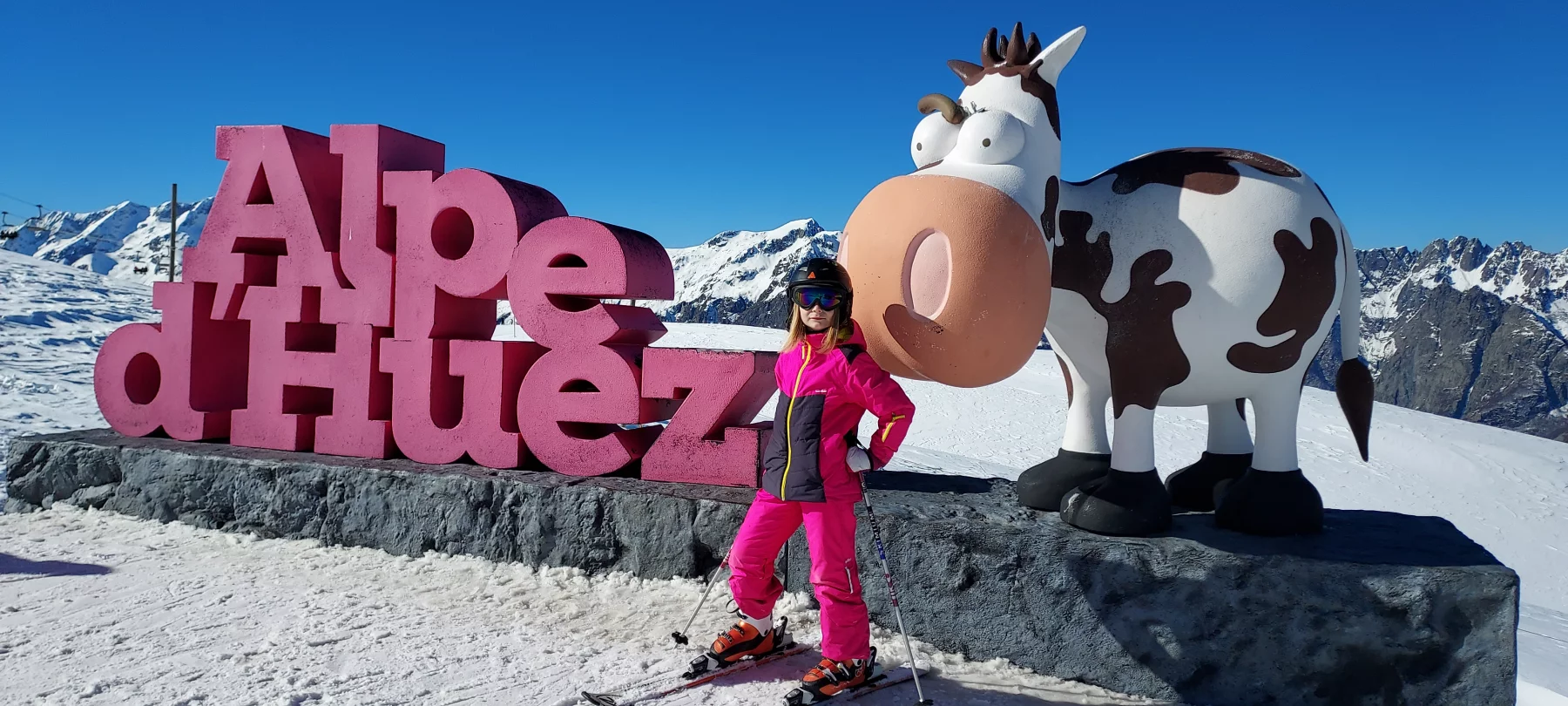 Les enfants aiment skier sur les pistes ludiques.
