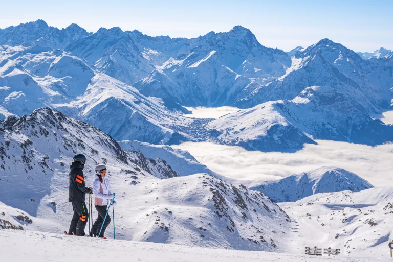 Skier sur les pistes d'Alpe d'Huez, c'est évoluer dans des panoramas époustouflants. Photo Lionel Royet-OT Alpe dHuez