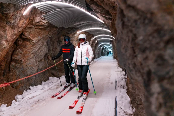 C'est à travers un tunnel que l'on arrive à la redoutable piste du ... tunnel. Photo Lionel Royet- Alpe d'Huez Tourisme