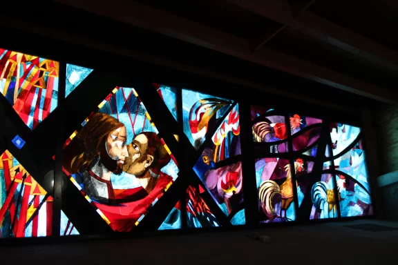 L'artiste Arcabas a créés les vitraux de l'église Notre-Dame-des-Neiges. Ils représentent l'évangile de Marc.