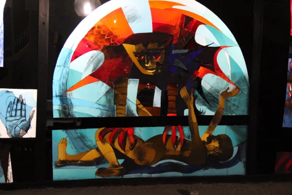 L'artiste Arcabas a créés les vitraux de l'église Notre-Dame-des-Neiges à Alpe d'Huez.