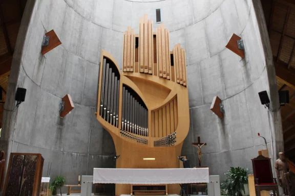 L'église d'alpe d'Huez abrite un un orgue unique au monde, oeuvre du facteur d'orgue Detlef Kleuker.