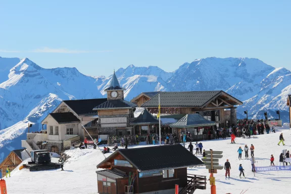 La Folie Douce accueille skieurs et fêtards à 2300 mètres.