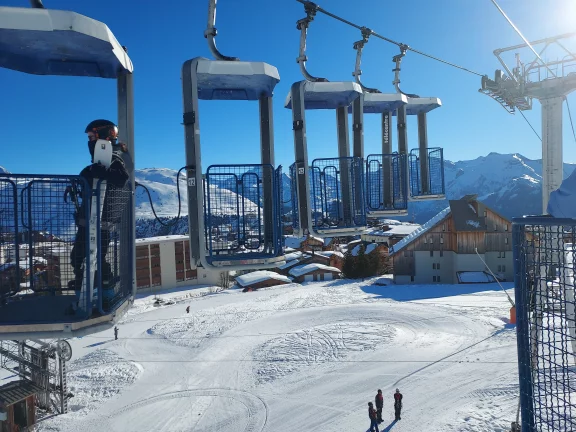 Le Télé-centre permet de rejoindre gratuitement le front de neige depuis le centre de la station.