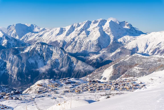 Les différents quartiers d'Alpe d'Huez sont reliés par des transports gratuits. Photo Lionel Royet-OT Alpe d'Huez