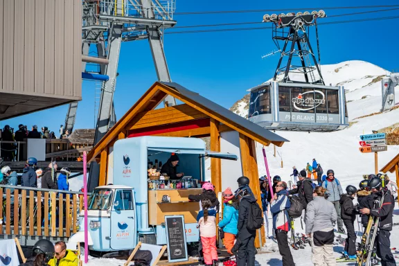 Une petite pause-café avant de monter vers le Pic Blanc. Photo Lionel Royet-OT Alpe d'Huez