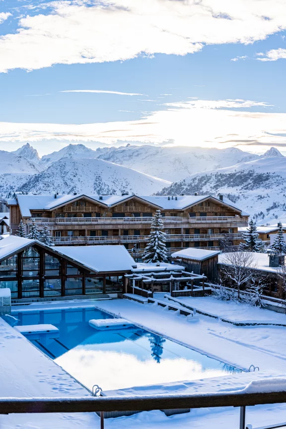 Une piscine ouverte chauffée pour nager avec la vue sur les sommets enneigés. Photo Lionel_Royet-OT Alpe d'Huez