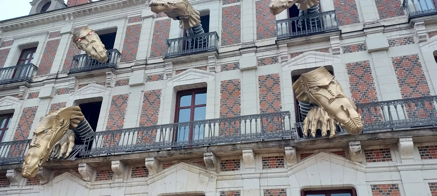  Blois.  Toutes les 30 minutes, l'hydre à six têtes surgit par les fenêtres de la Maison de la magie dédiée à Robert Houdin.