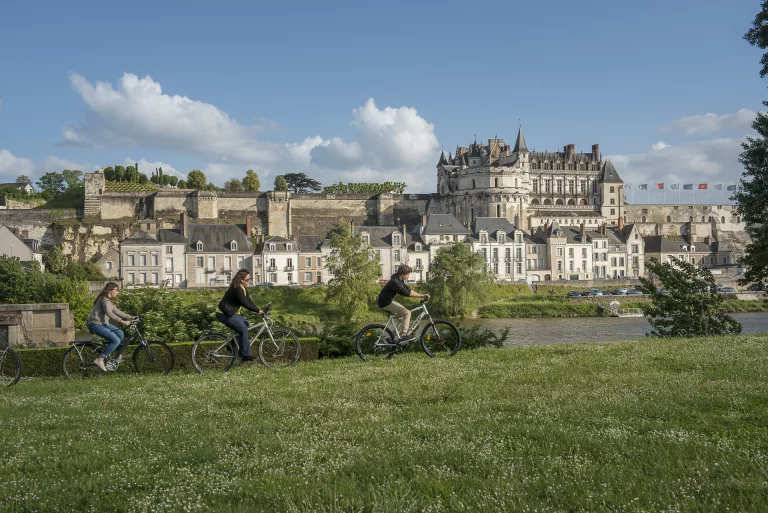 Longer la Loire pour visiter ses châteaux comme ici à Amboise. Photo CRT Centre-Val de Loire, D.Darrault