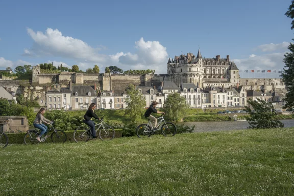 Longer la Loire pour visiter ses châteaux comme ici à Amboise. Photo CRT Centre-Val de Loire, D.Darrault