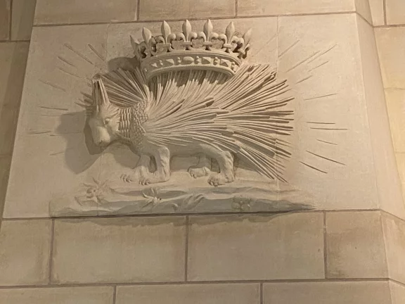 Qui s'y frotte s'y pique. Le porc-épic était l'emblême de Louis XII