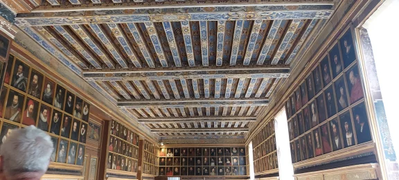 Le plafond de la galerie des portraits est remarquable