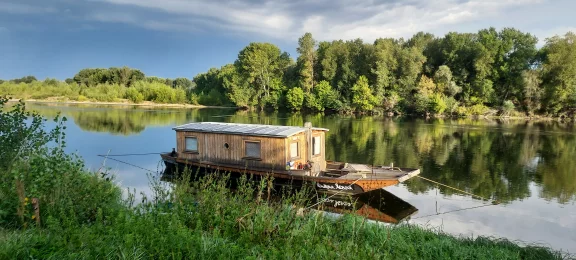 Une toué cabanée aménagée en chambre d'hôte.