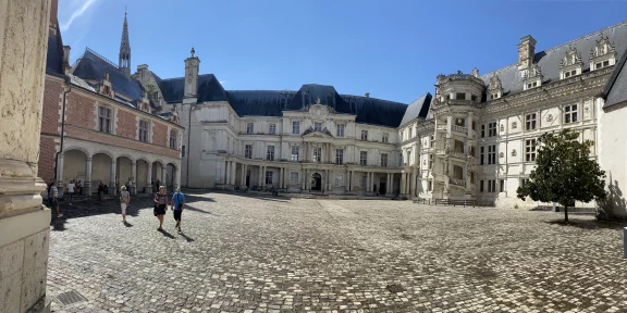 Blois. La cour intérieur donne un aperçu de l'architecture française du Moyen-âge à l'époque classique.
