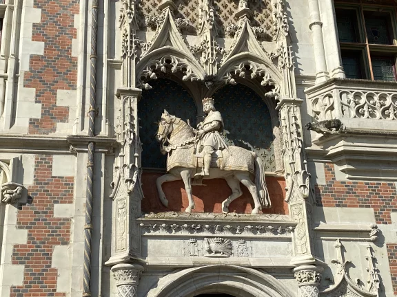 Blois. La statue équestre de Louis XII.