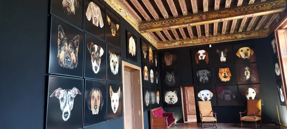 Une galerie de portraits réservée aux chiens de personnages célèbres. Château de Beauregard.