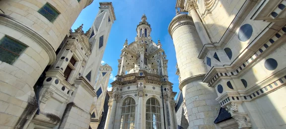Sur les terrasses du château de Chambord avec une des magnifiques tours lanterne