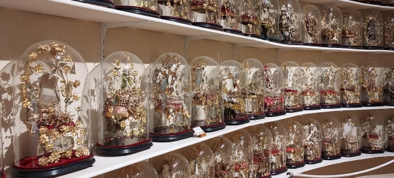 Collection d'objets liés au mariage au château de Villesavin.