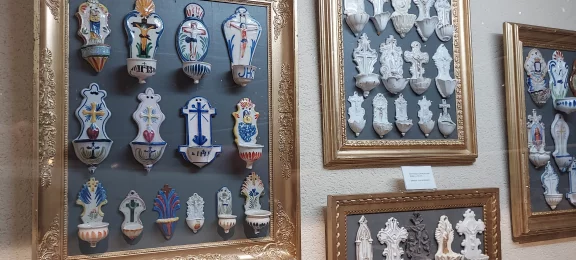 Belle collection de bénitiers au château de Villesavin.