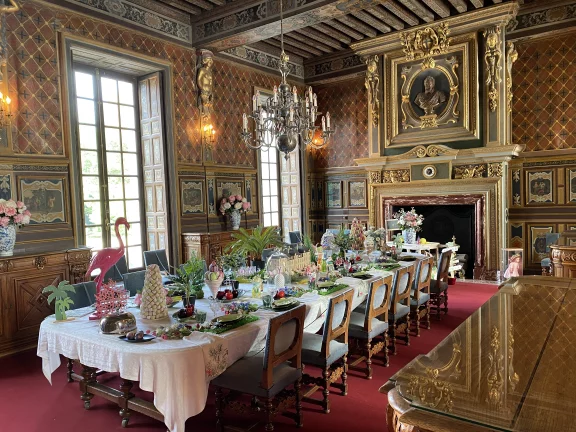 La table est dressé au château de Cheverny.