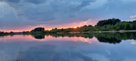Coucher de soleil sur la Loire depuis la chambre d'hôtes sur la toué cabané.