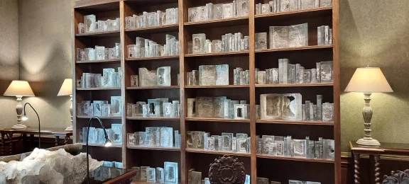 Domaine de Chaumont-sur-Loire Dans la bibliothèque, la cristalisation au livre perdu.