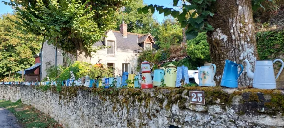 Collection de cafetières en métal en cours de chemin.