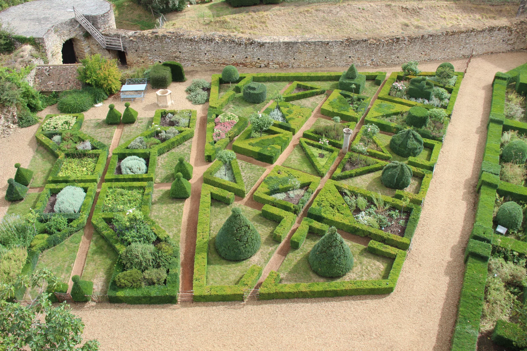 Le jardin clos médiéval du donjon de Ballon.