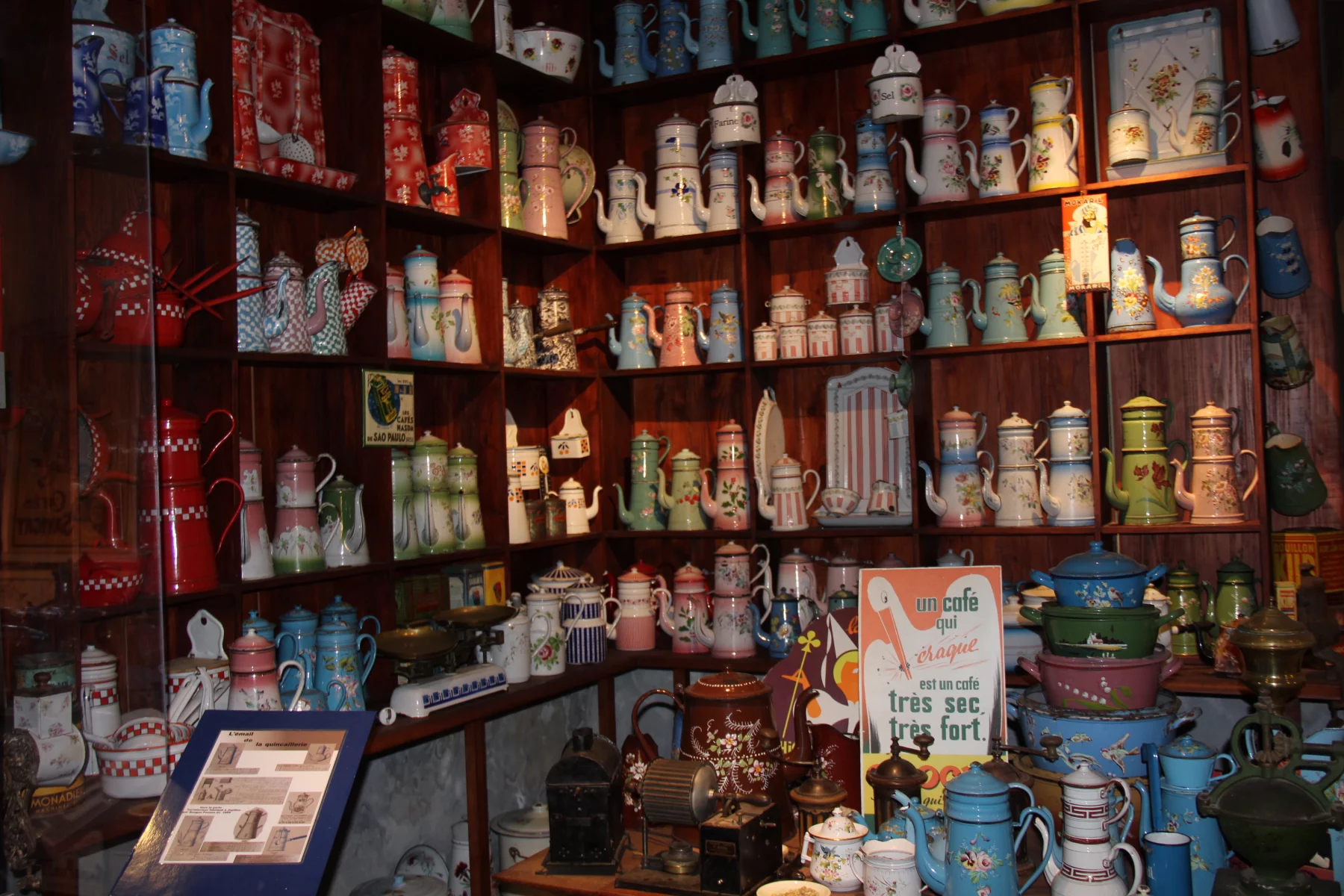 L'univers nostalgique et fascinant des cafetières et ustensiles de cuisine en tôle émaillée.