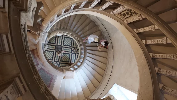 L'intérieur du château de Lude réserve de belles surprises comme ce monumental escalier à colimaçon.