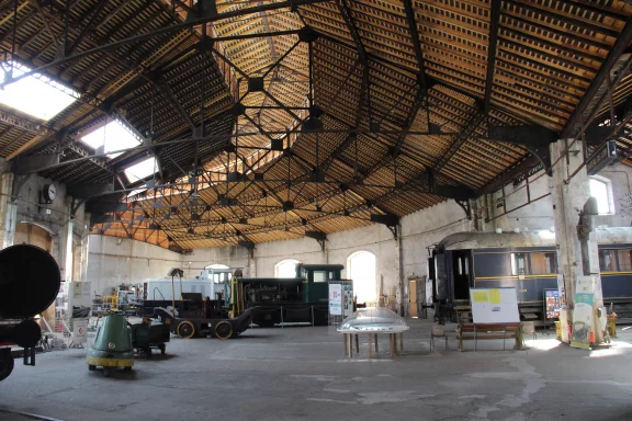 La rotonde ferroviaire, un rare témoignage du chemin de fer du 19e au 20e siècle.