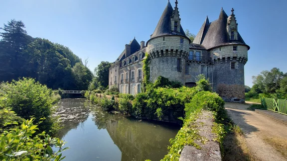 La Vélo buissonnière passe aussi par des petits châteaux cachés comme celui de Bazouge.