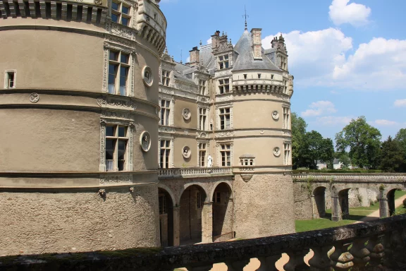 Le château de Lude a conservé les grands médaillons sculptés, ornement emblématique de la Renaissance italienne.