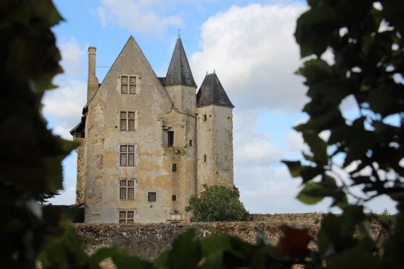 Le donjon de Ballon, construit au XIe siècle, était convoité par les Anglo-Normands et les Français.