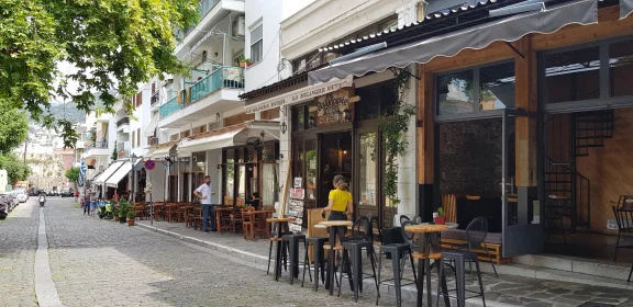 Kavala. Au centre-ville, de nombreux petits restaurants proposent leurs spécialités.