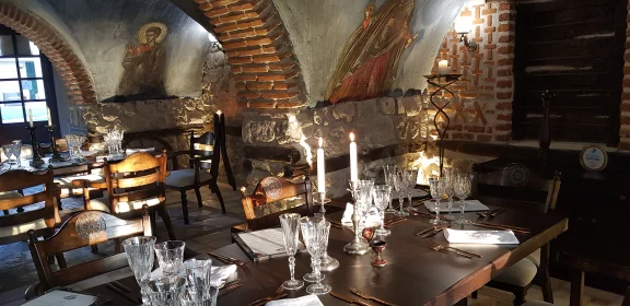 Hierion, dîner avec les saints dans un monastère en miniature au sein du complexe de l'Acrotel Athena Pallas.