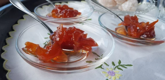 Les visiteurs se voient parfois offrir des fruits confits ou d'autres douceurs.