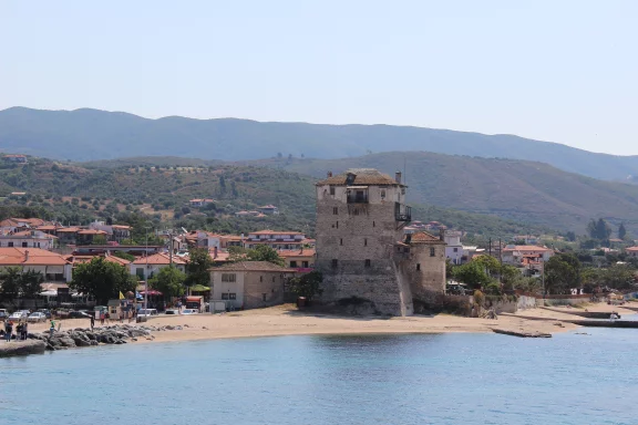 Mont Athos. Les croisières à la découverte d'une dizaine de monastères visibles depuis la mer parten d'Ouranoupolis.