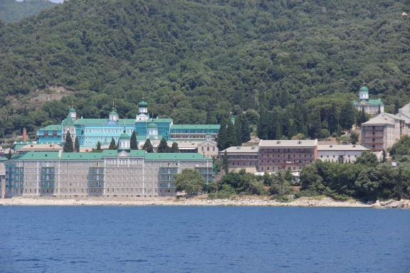 Mont Athos. Le monastère Saint Pantéleimon se reconnaît à ses bulbes vertes. Fondé au XIe siècle par des moines russes orthodoxes, il possède une bibliothèque remarquable.